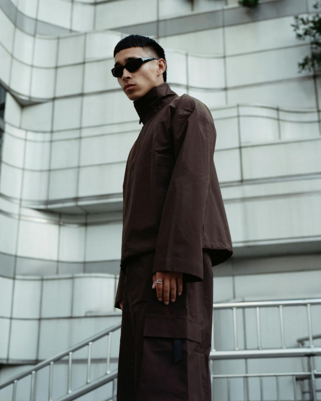 Man wearing the Sula jacket and Klipra pant from BLÆST