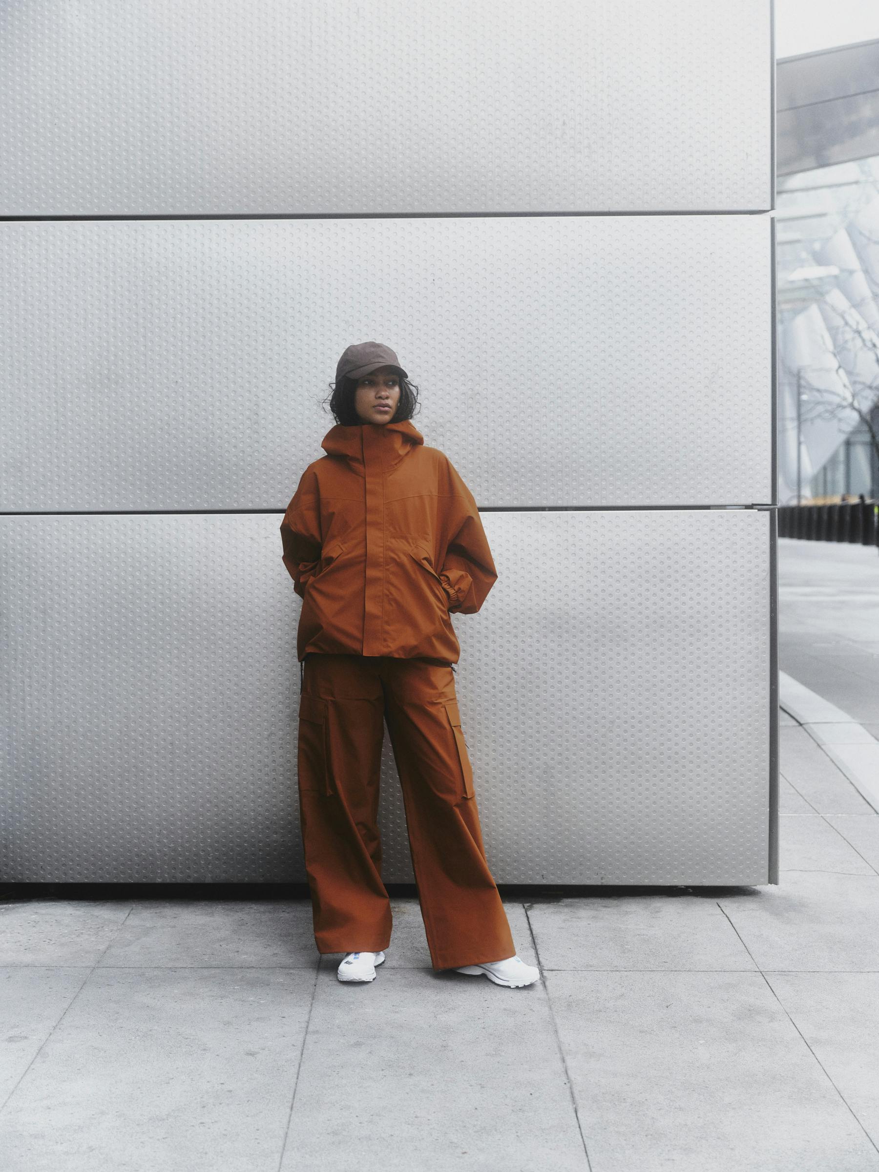 Woman wearing the Klipra pant and Synes jacket from BLÆST