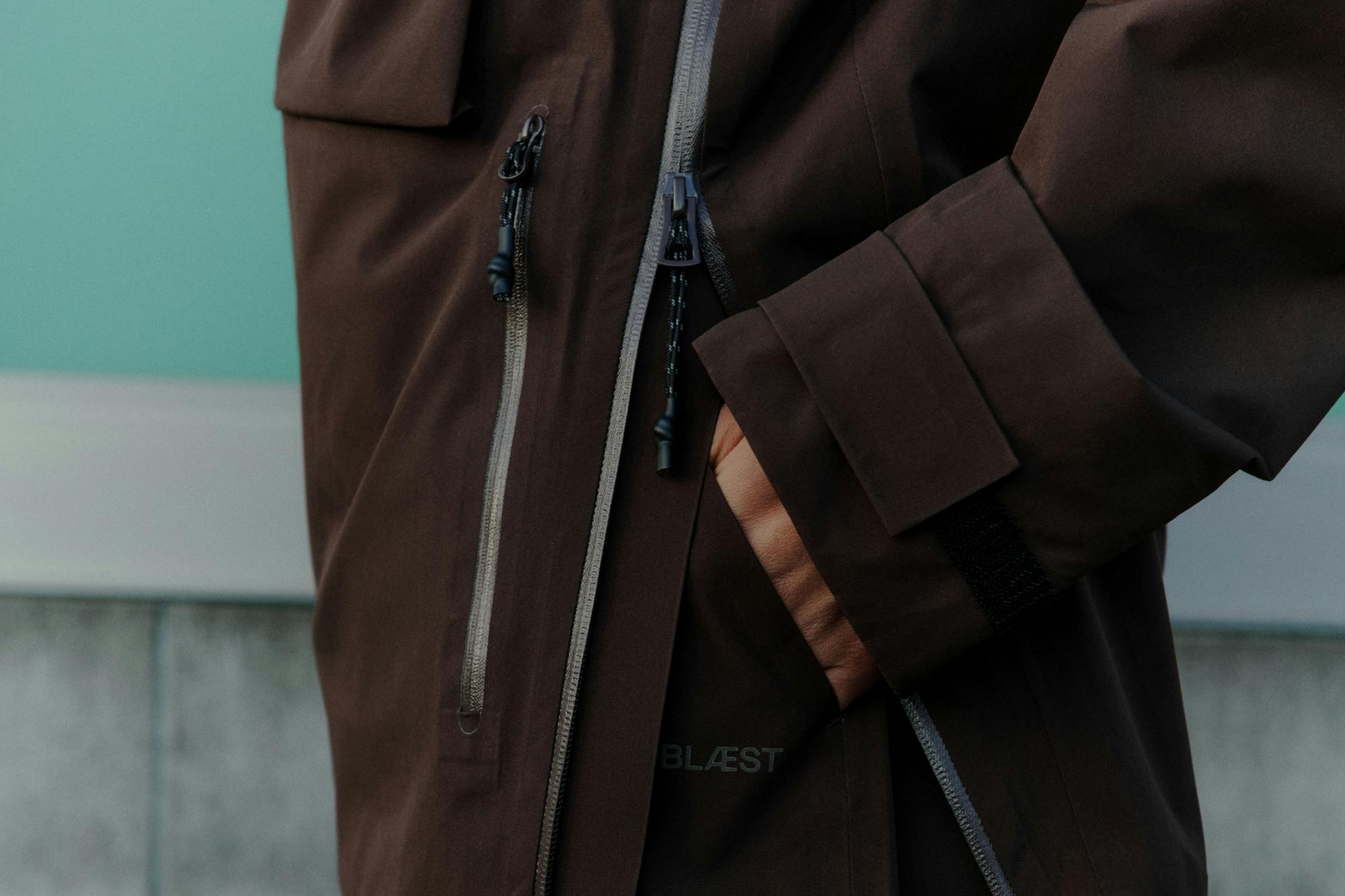 The side-zipper on the Signalen anorak from BLÆST