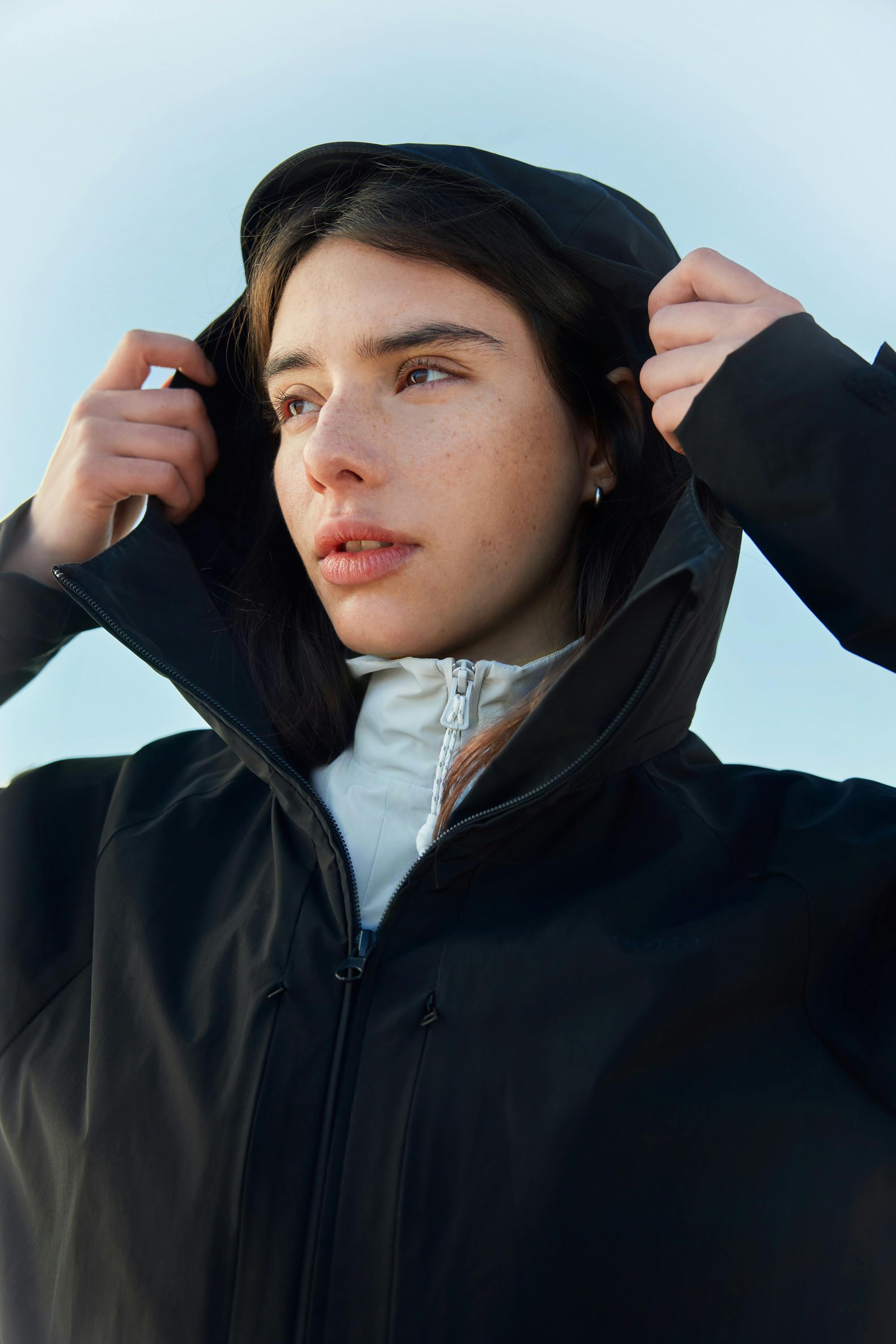 Woman wearing the Hjelle lightweight jacket from BLÆST