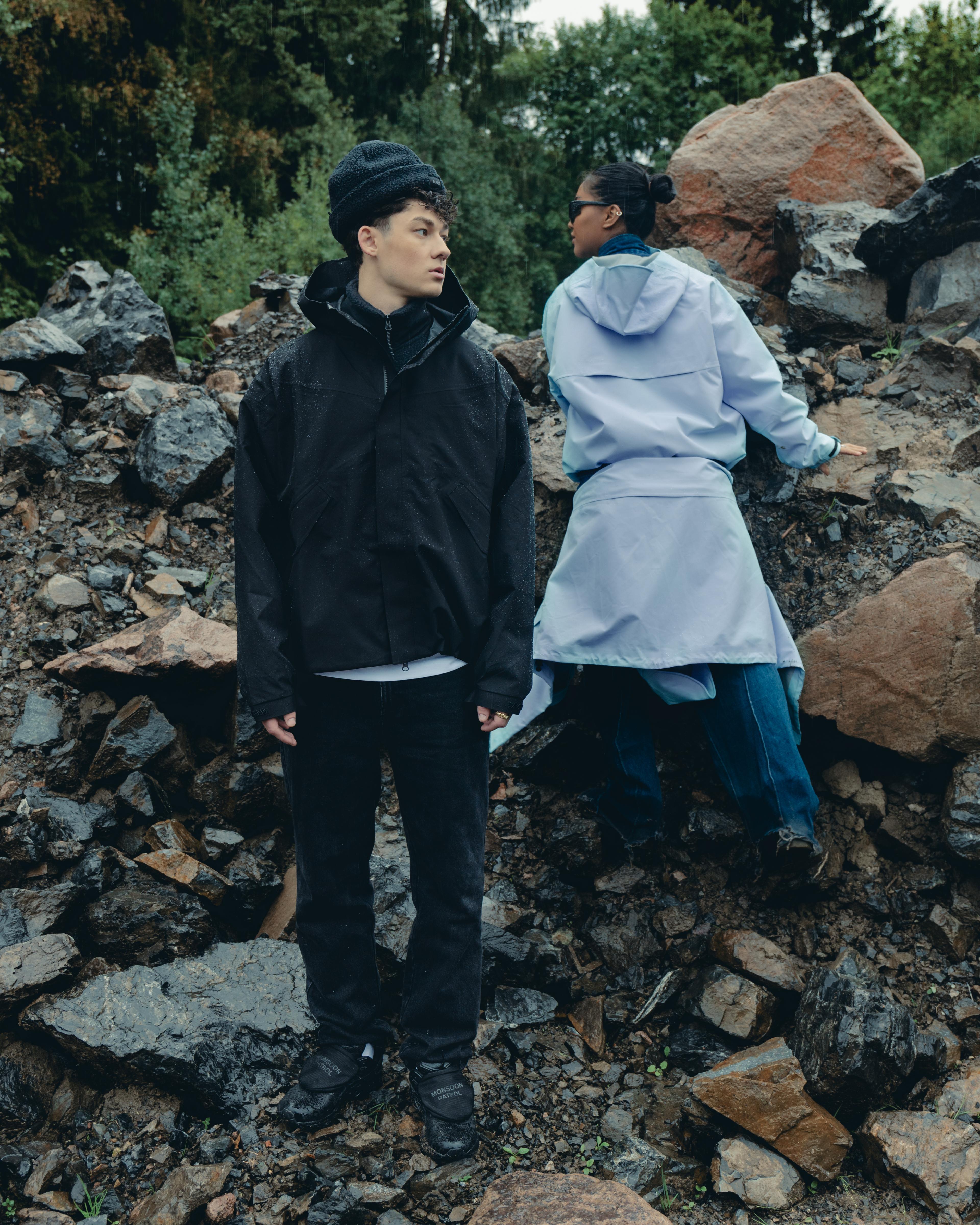 Man and woman wearing the Synes jacket from BLÆST