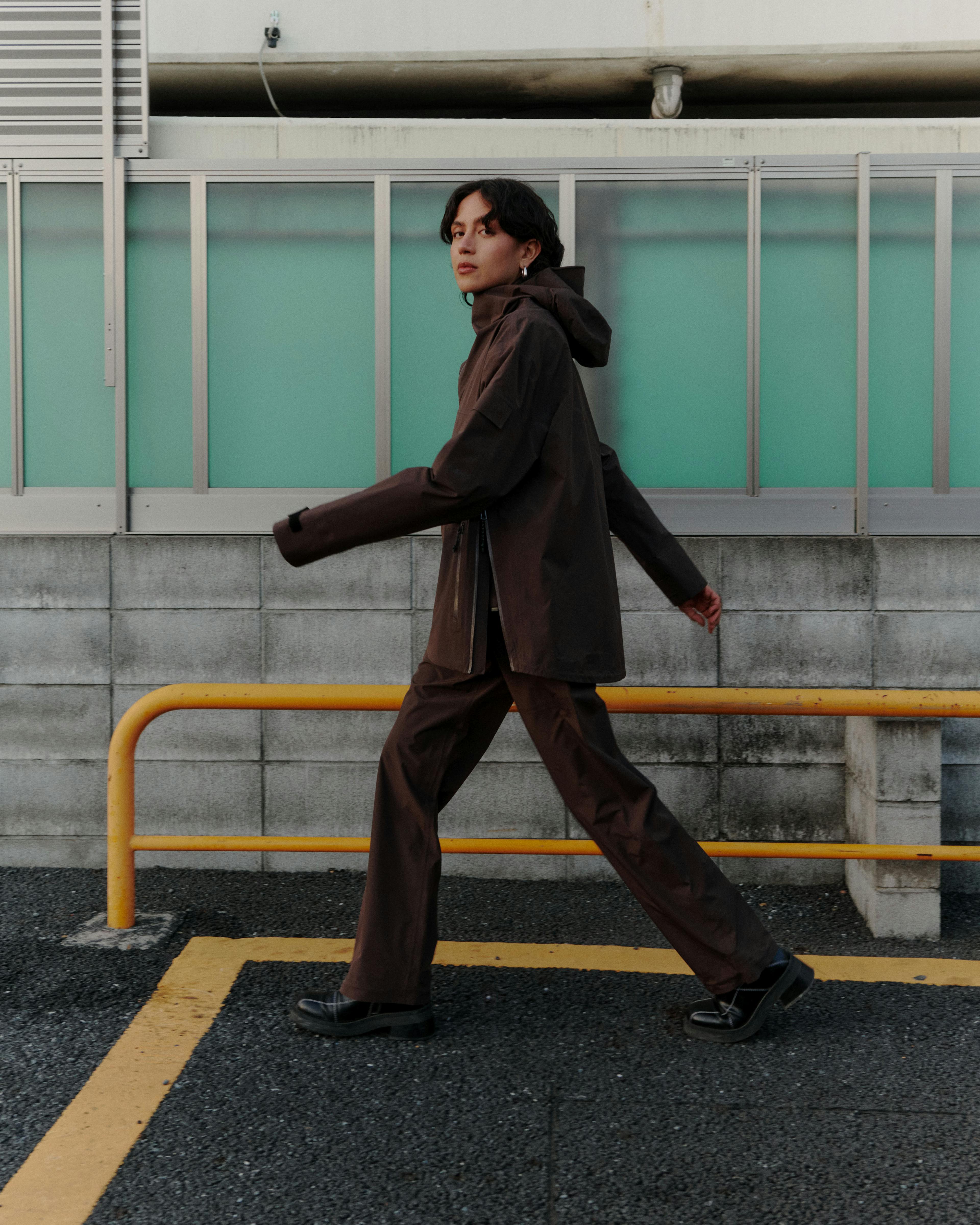 Woman wearing the Nørve pant and Signalen anorak from BLÆST