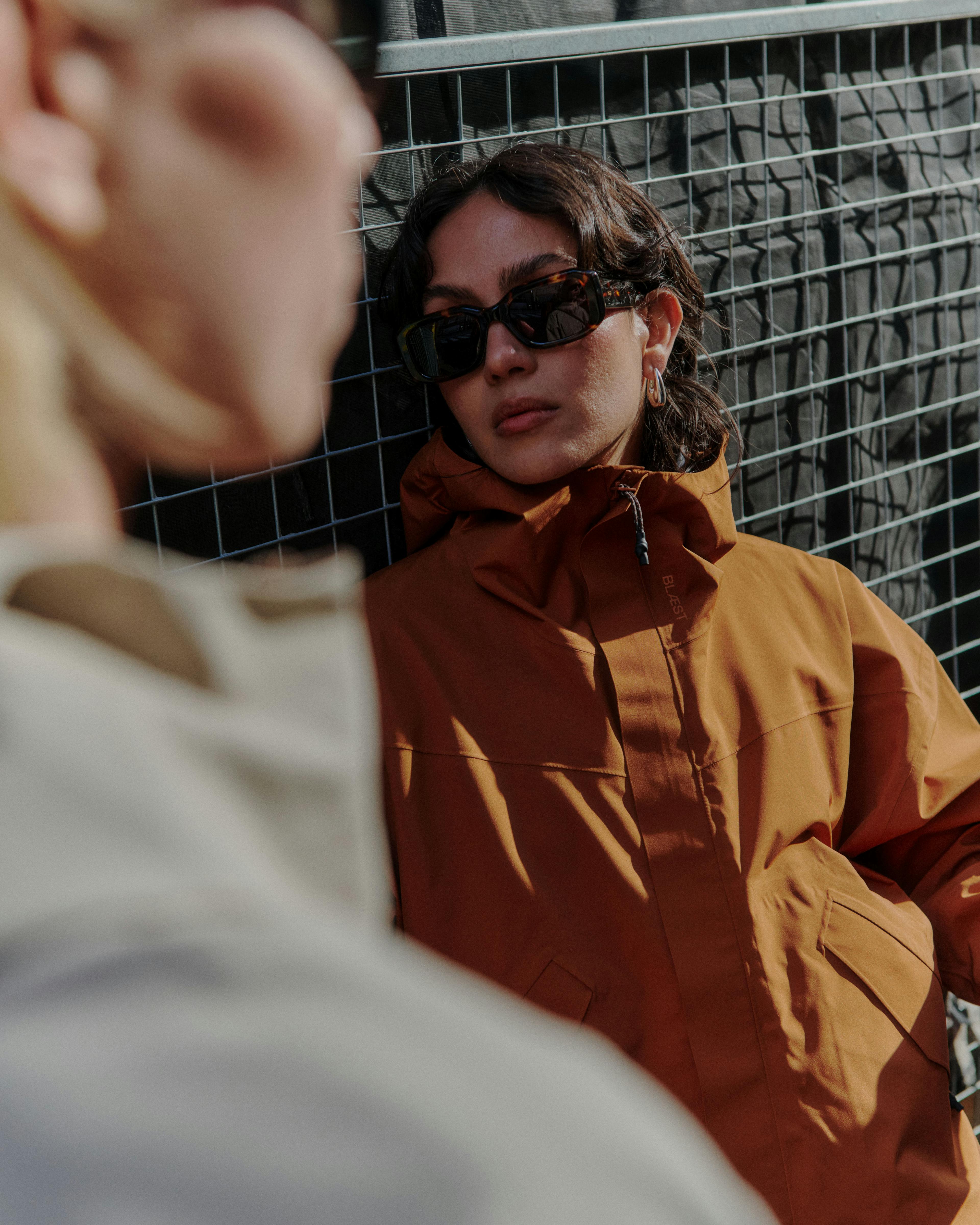 Woman wearing the Synes jacket from BLÆST in the colour Caramel café