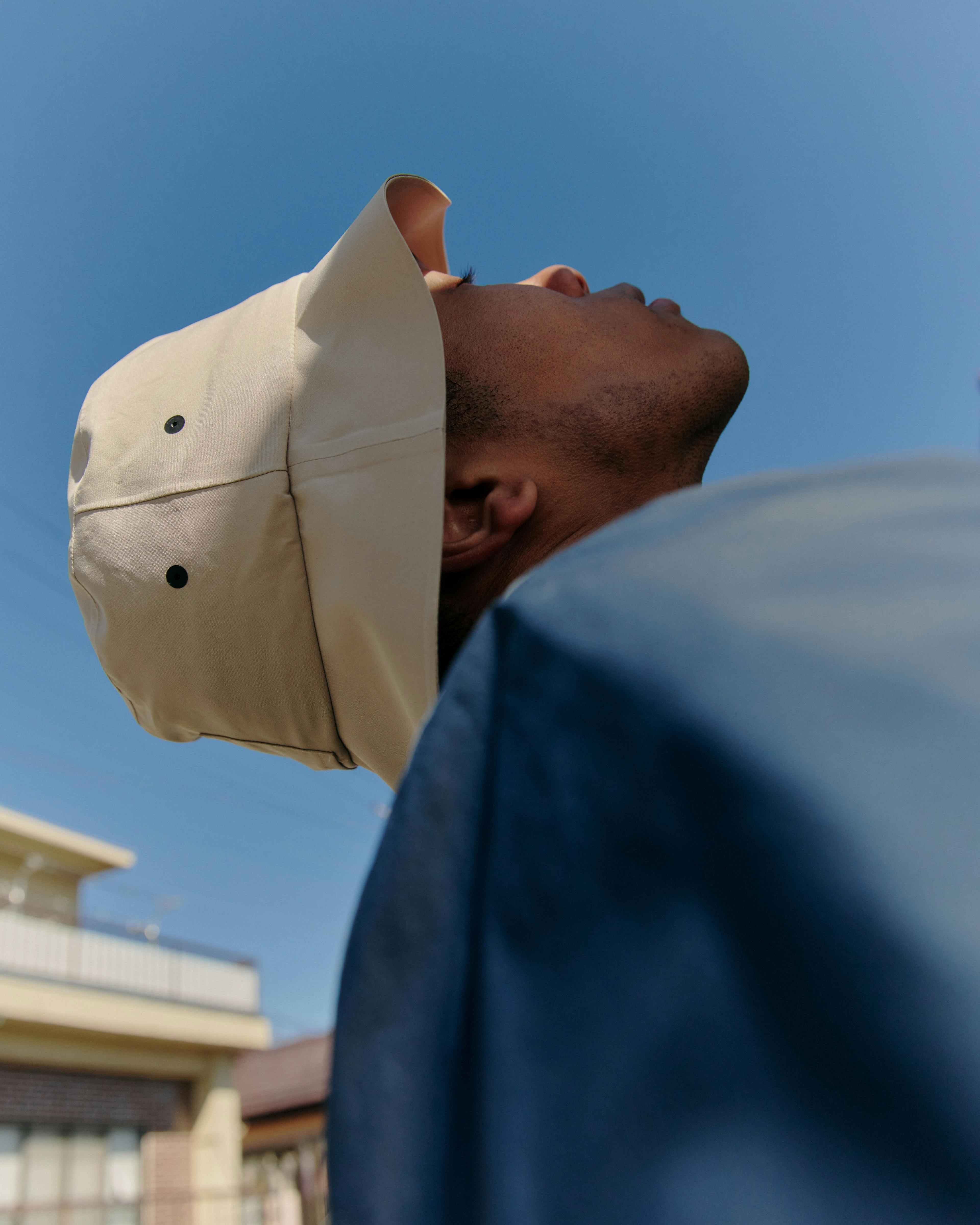 Man wearing the Øya bucket hat from BLÆST