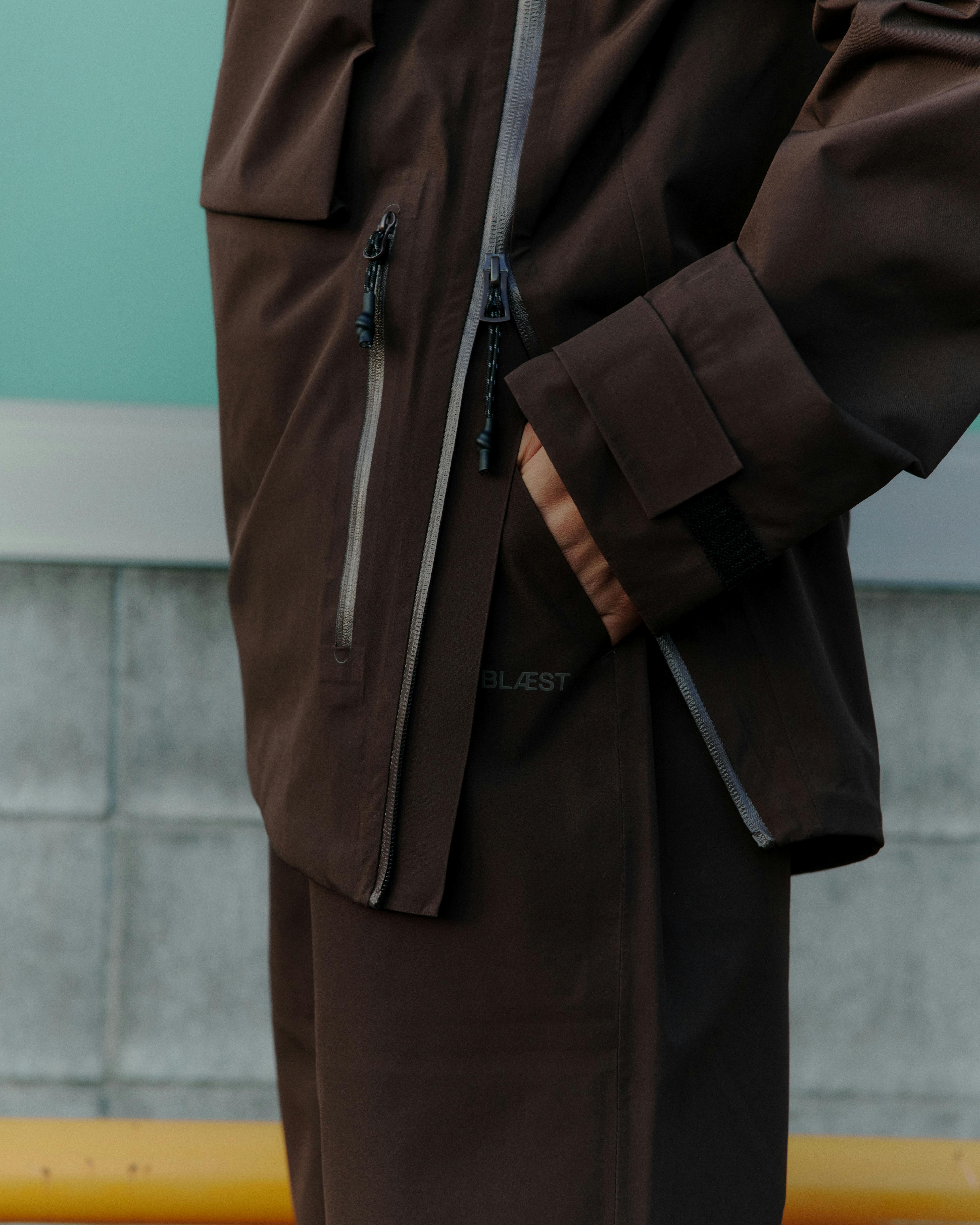 Woman wearing the Signalen anorak and Nørve pant