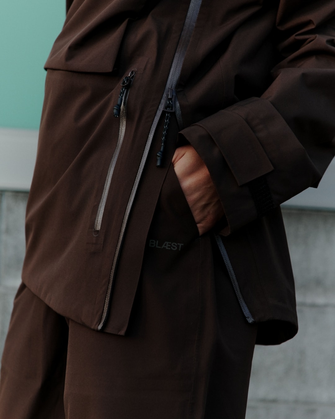 The side-zipper on the Signalen anorak from BLÆST