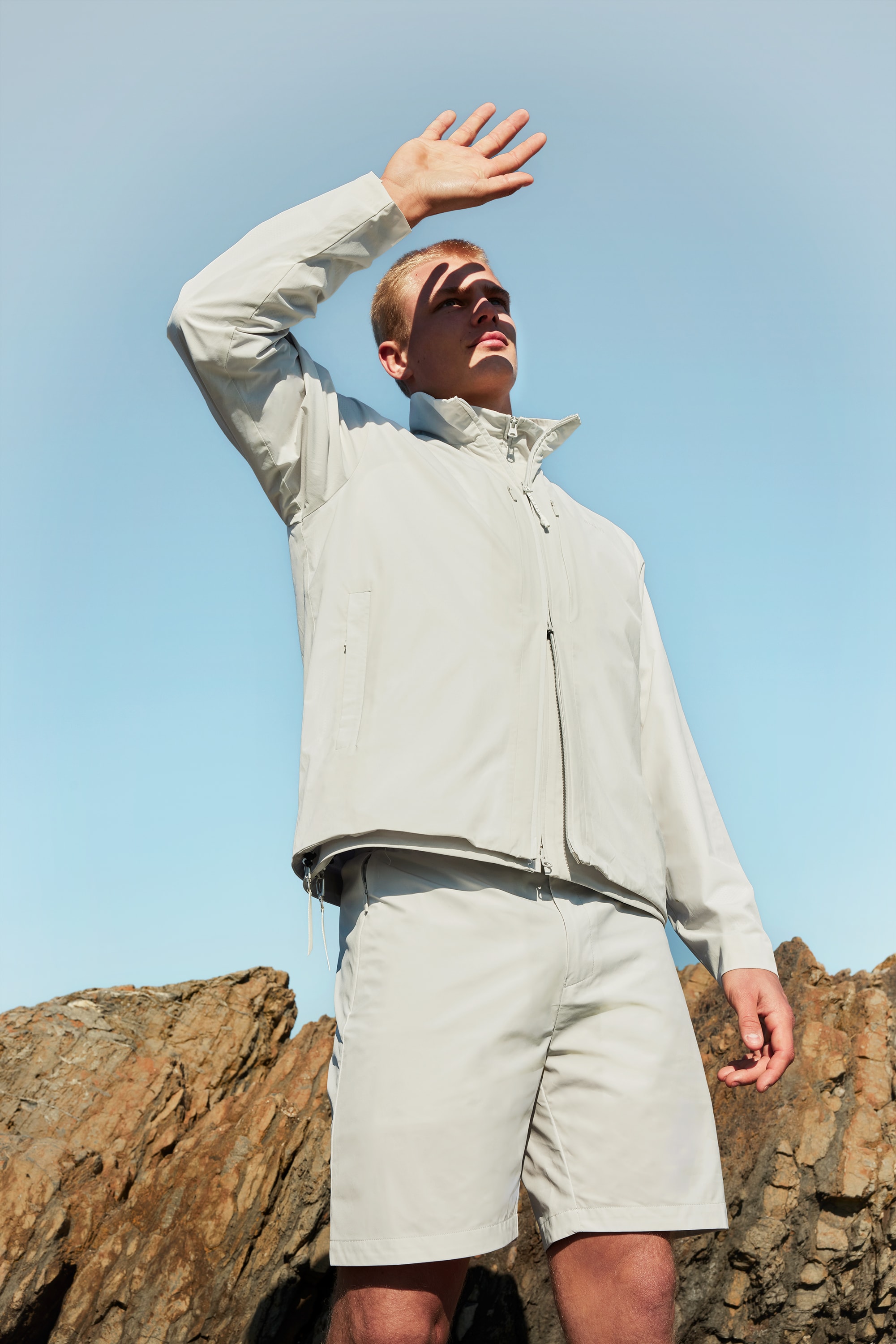 Man wearing the Folven jacket and shorts from BLÆST