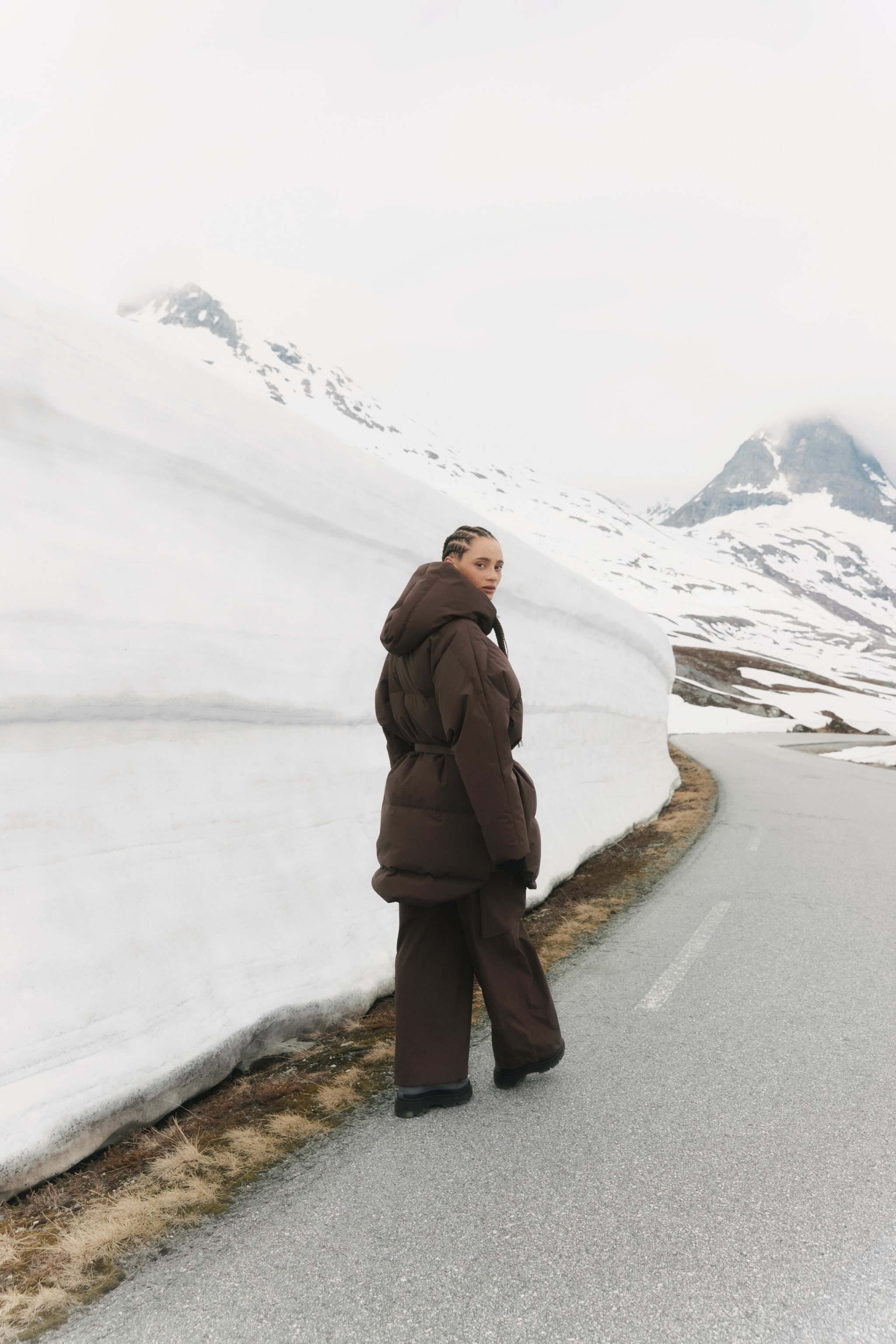 Woman wearing the Spitsbergen down jacket from BLÆST