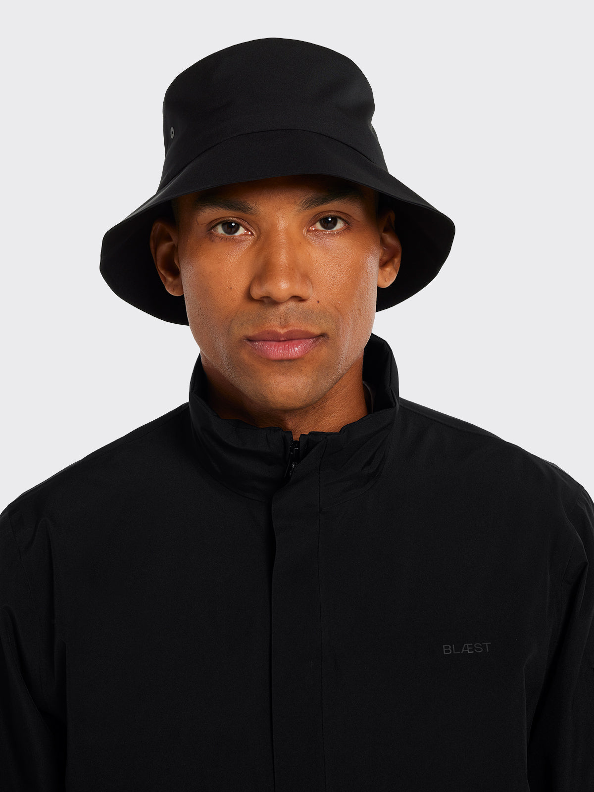 Man in Øya bucket hat from Blæst in Black