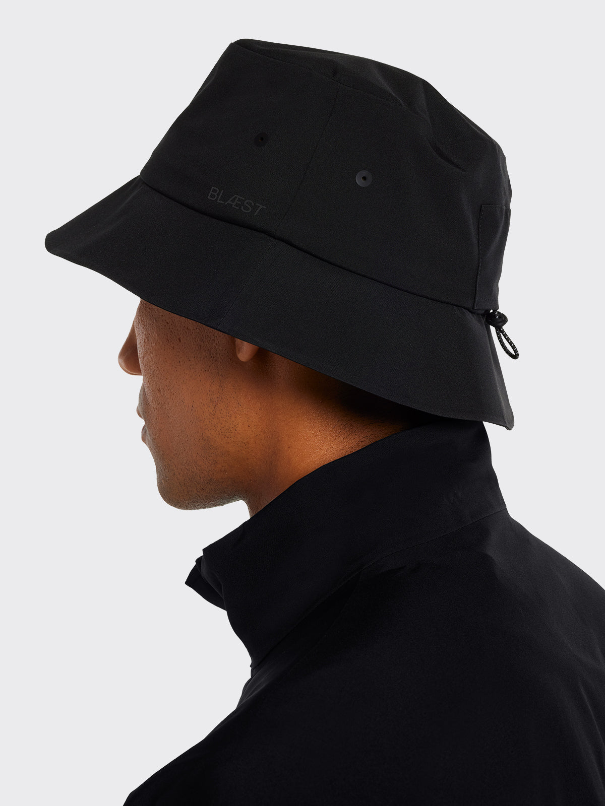 Man in Øya buket hat in Black from Blæst