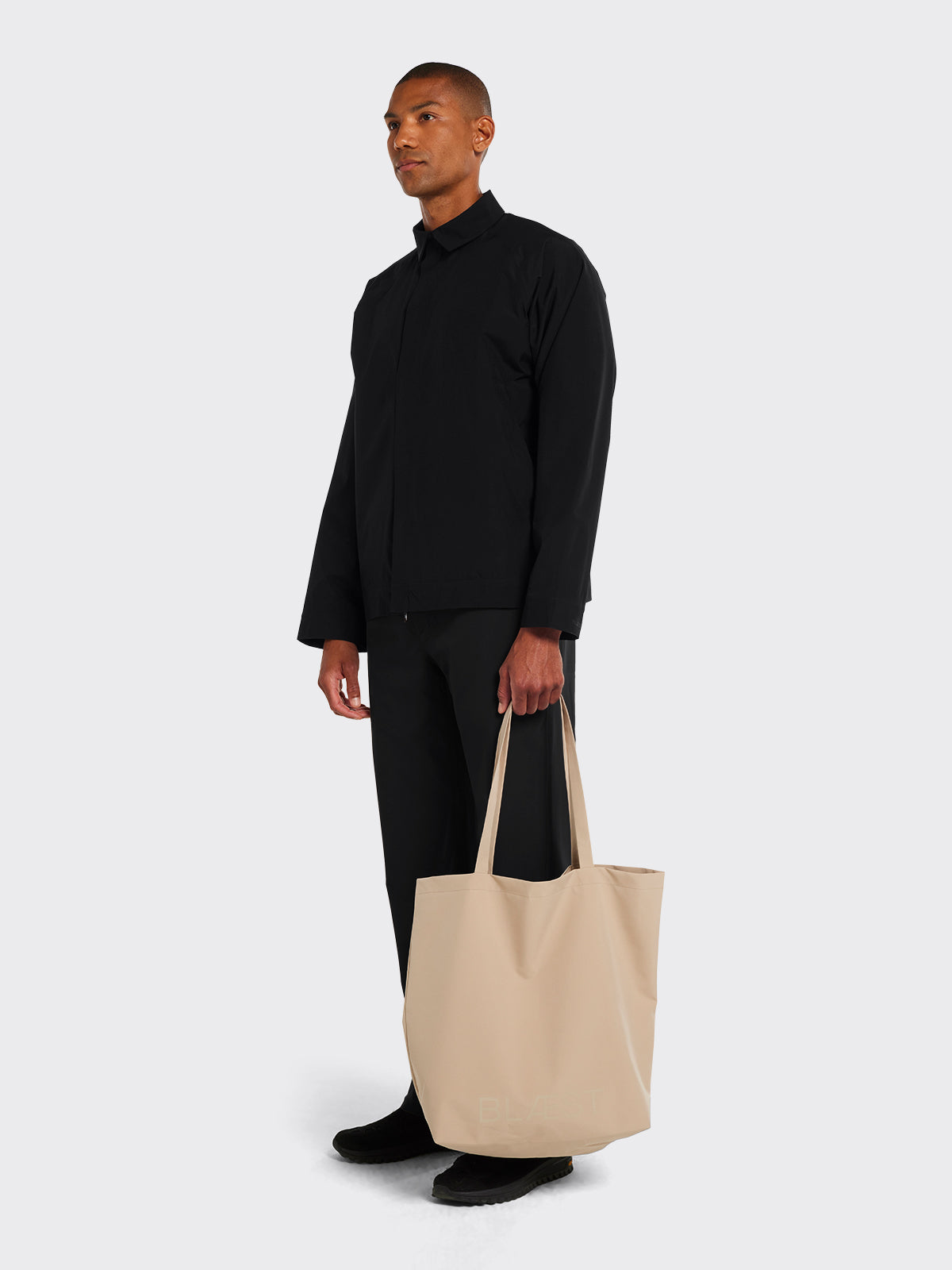 Model with Moa tote bag in Beige from Blæst