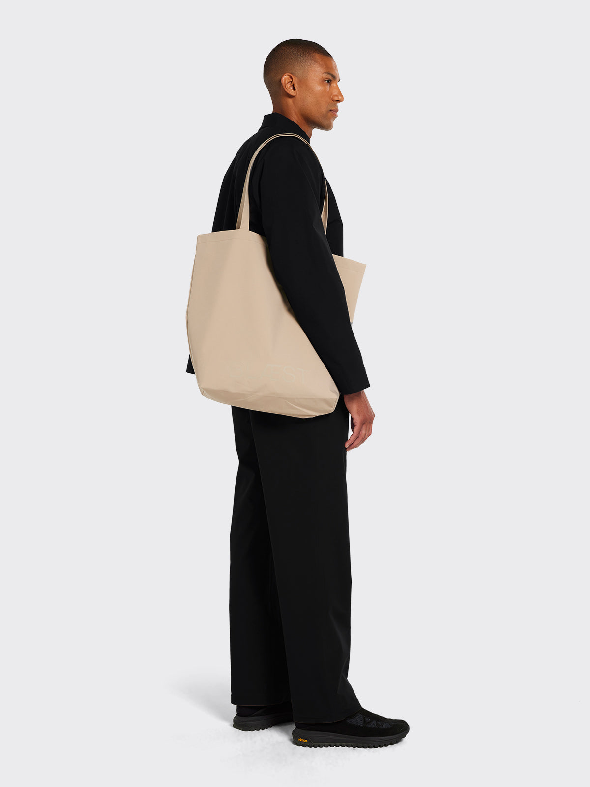 Model with Moa tote bag in Beige from Blæst