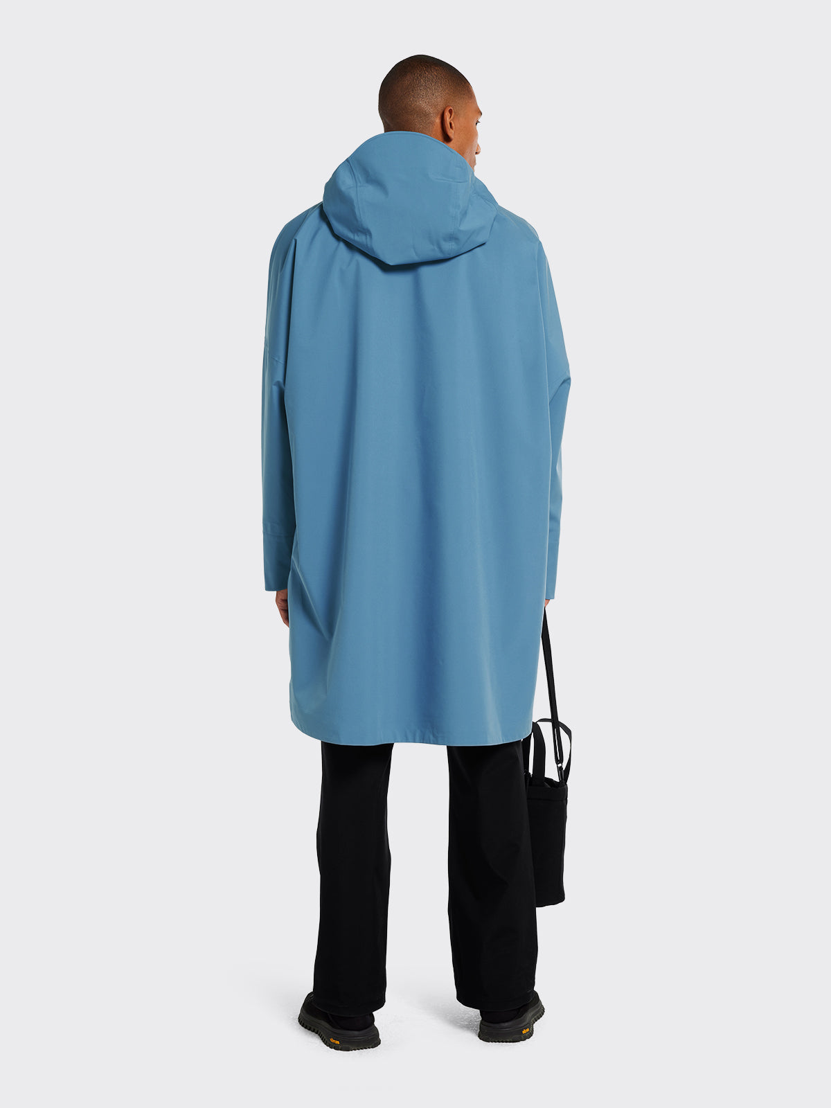Man dressed in Aalesund poncho from Blæst in Coronet Blue