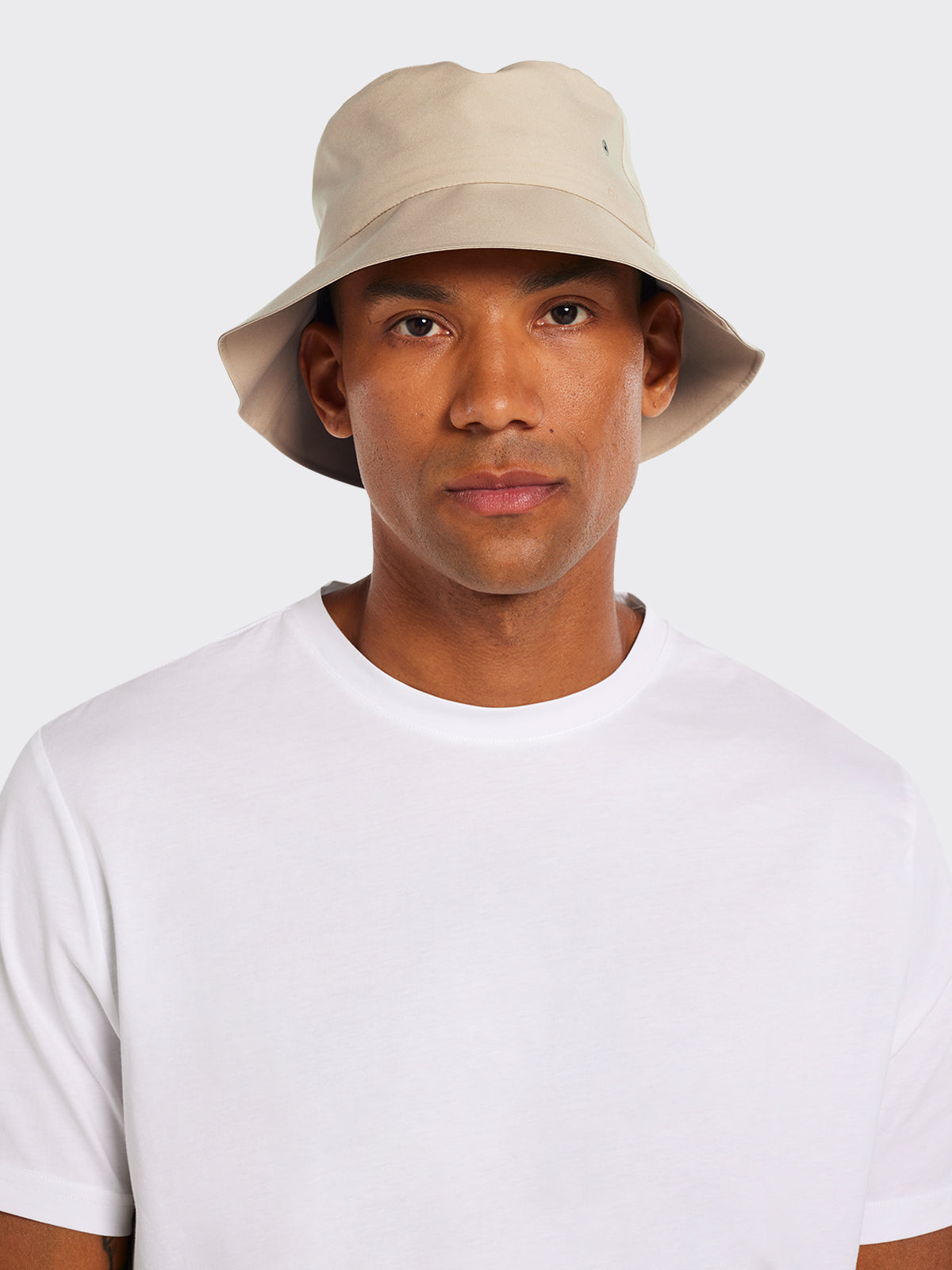 Man wearing Øya bucket hat in Beige from Blæst