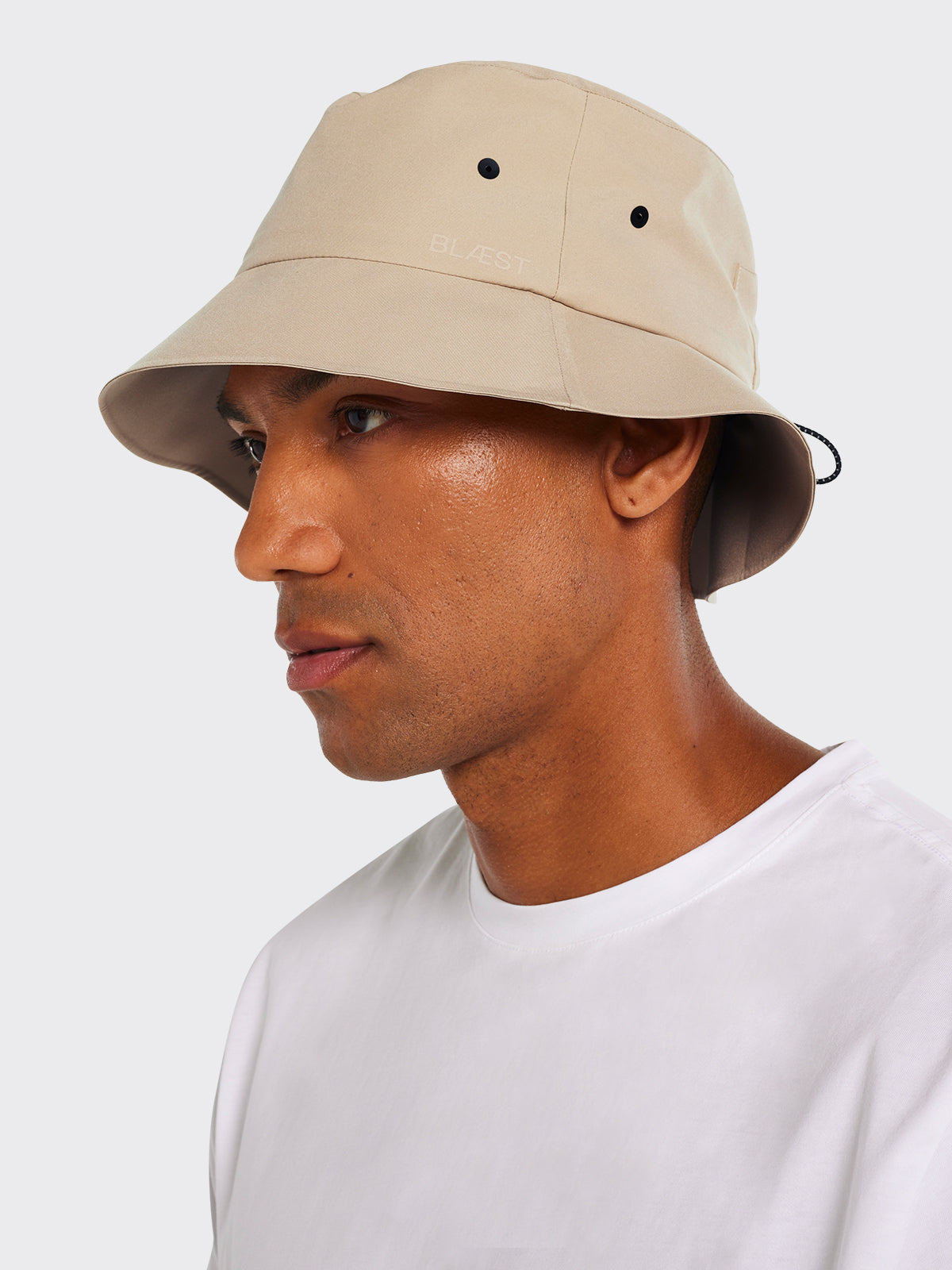 Man wearing Øya bucket hat in Beige by Blæst