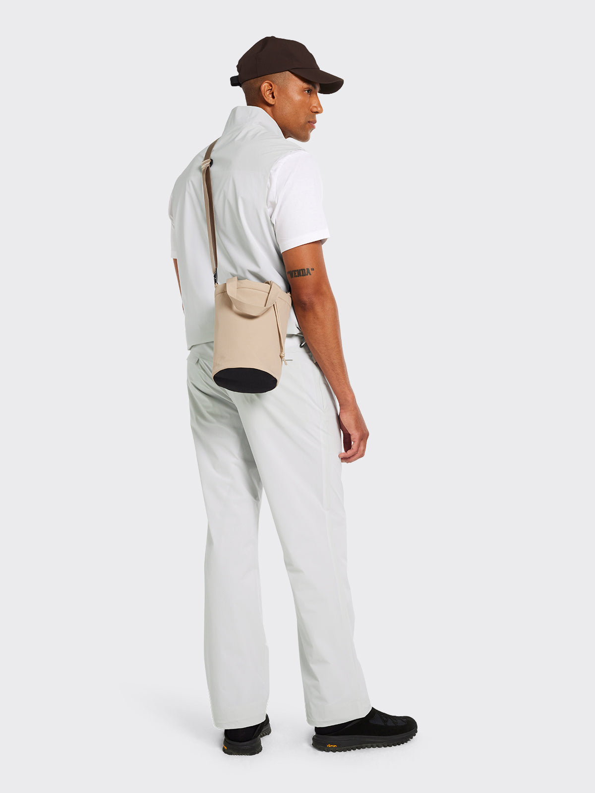 Man wearing Buldre small bag in Beige by Blæst