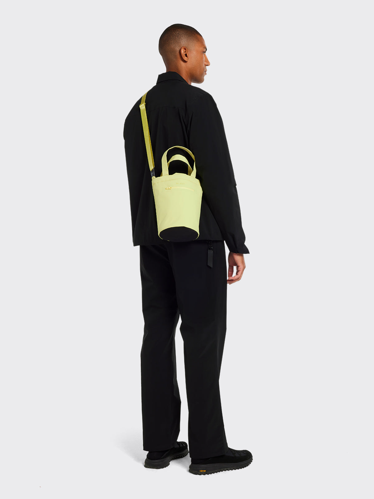 Man wearing Buldre small bag in the color Muted Lime from Blæs