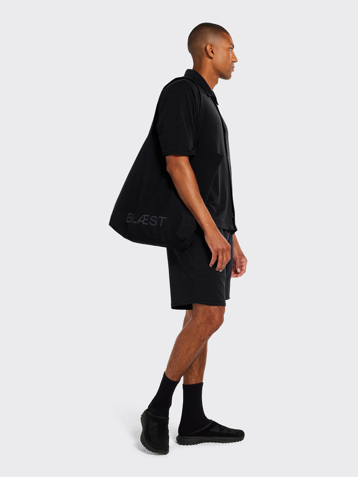 Man wearing Moa tote bag in Black by Blæst