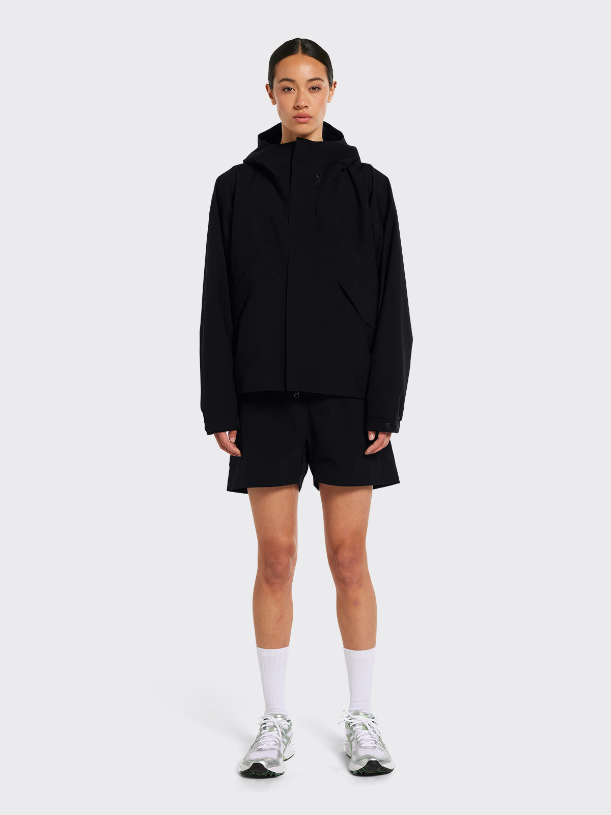 Woman wearing in Synes jacket in Black by Blæst