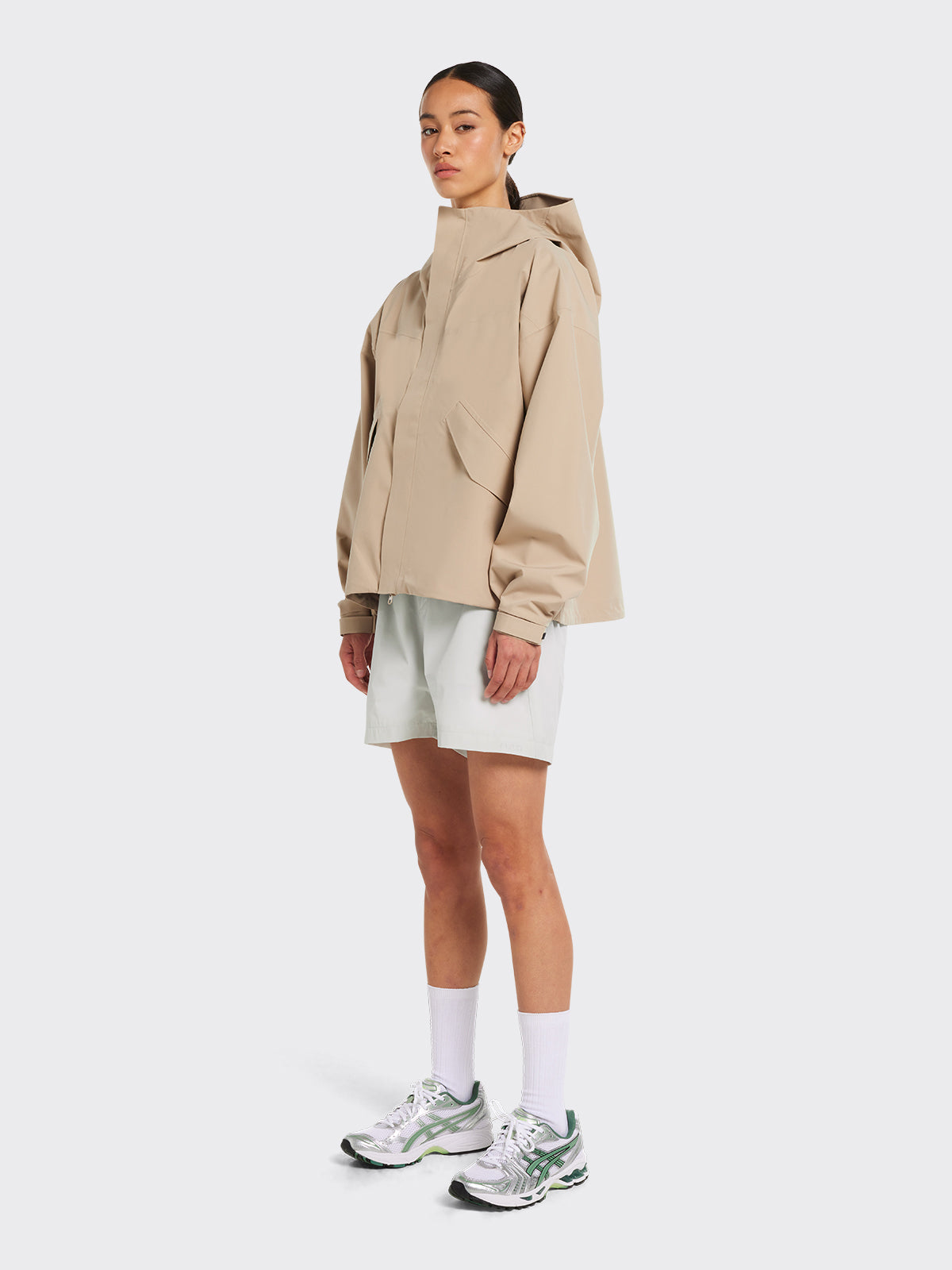 Woman dressed in Synes jacket in Beige from Blæst