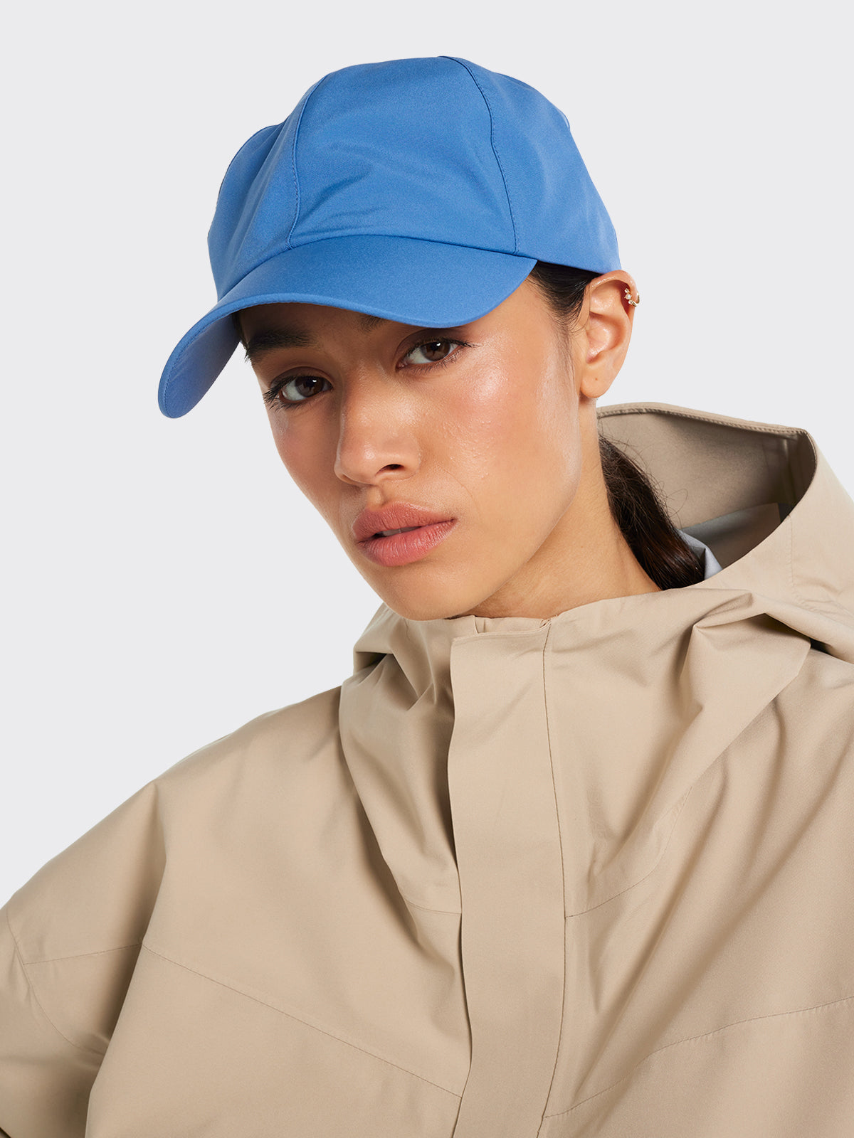 Woman in Synes jacket in Beige and Hatlane caps from Blæst