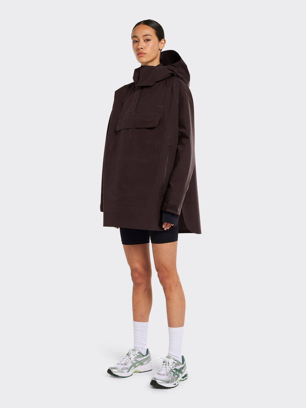 Woman wearing Voss poncho in the color Java by Blæst
