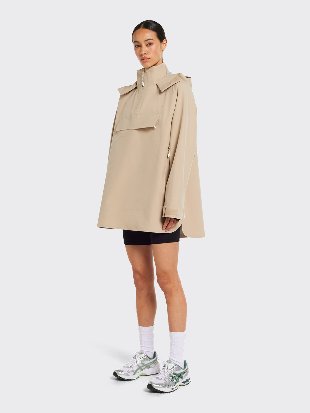 Woman wearing Voss poncho by Blæst in Beige