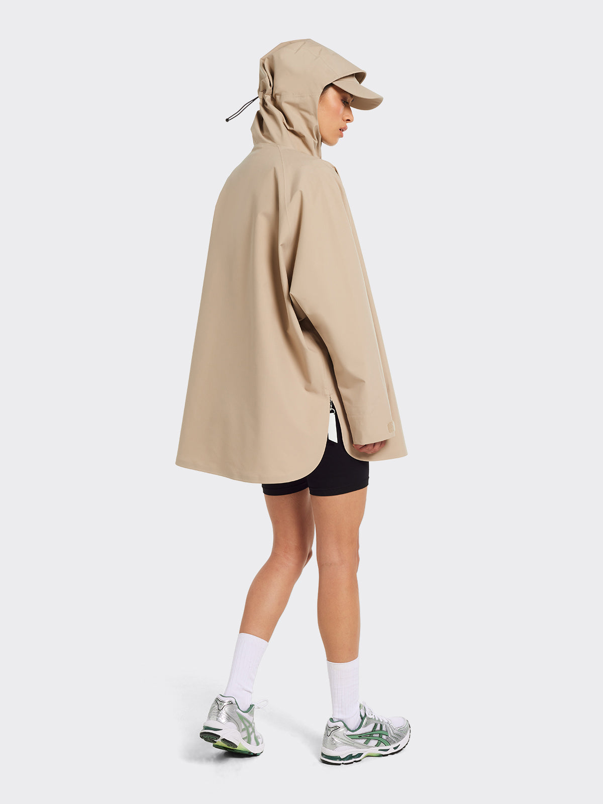 Woman dressed in Voss poncho by Blæst in Beige