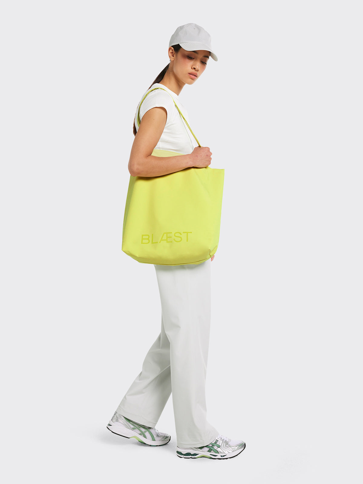 Woman wearing Moa tote bag in the color Muted Lime from Blæst