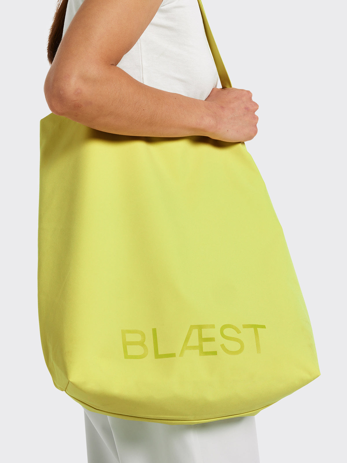 Moa tote bag from Blæst in the color Muted Lime