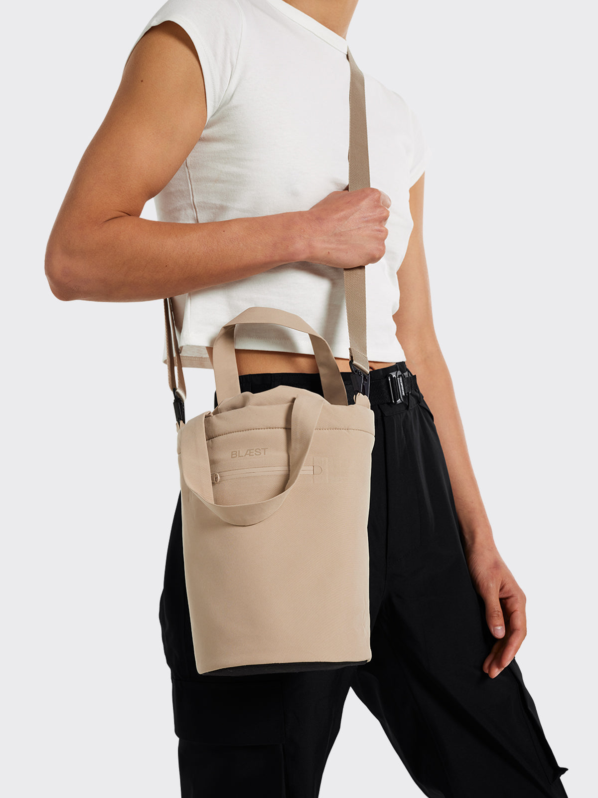 Woman wearing Buldre small bag in Beige by Blæst