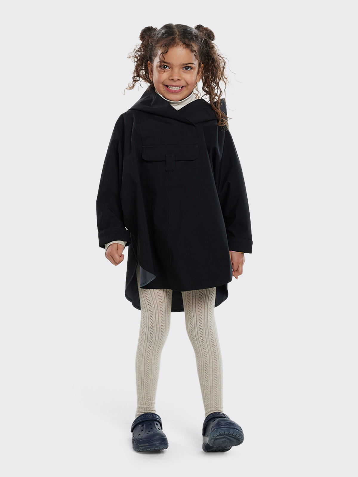 Kid wearing Bergen mini poncho from Blæst in Black