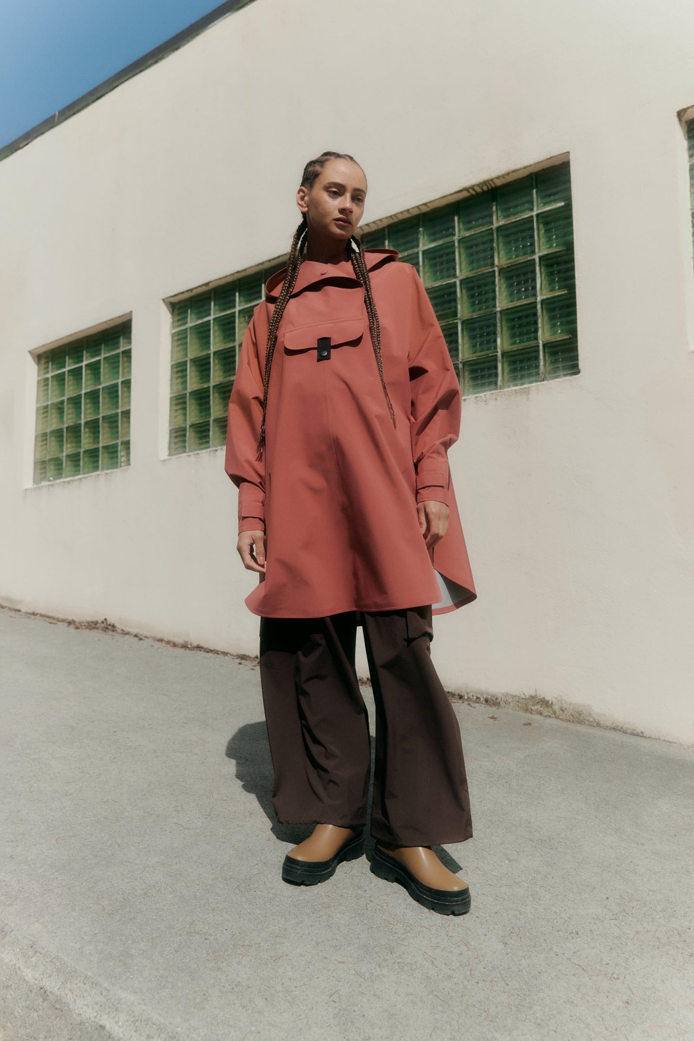Woman wearing Bergen poncho from BLÆST in the color Marsala