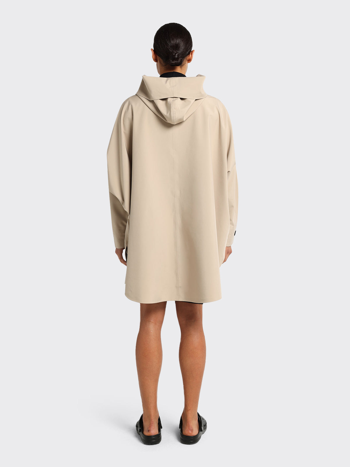 Woman dressed in Begren poncho in Beige from Blæst
