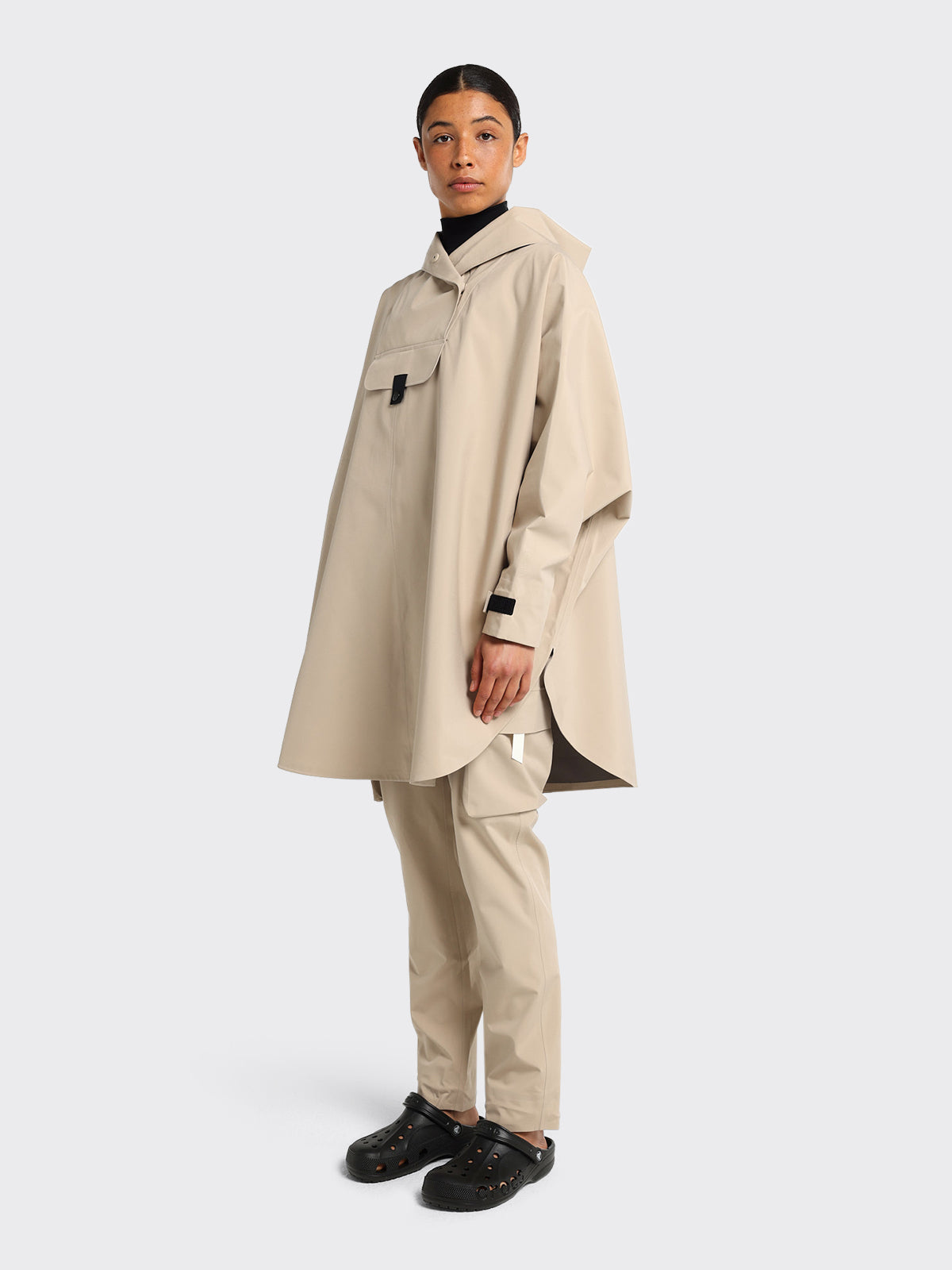 Woman dressed in Bergen poncho from Blæst in Beige