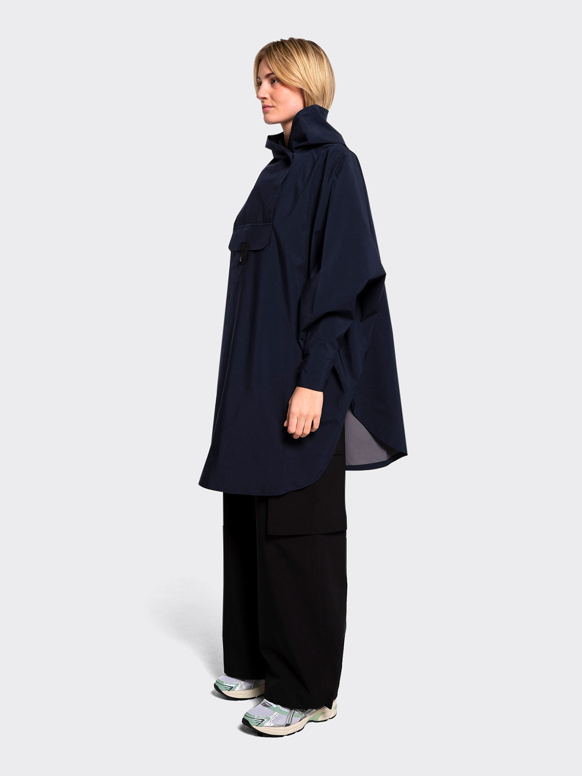 Woman dressed in Bergen poncho by Blæst in Dark Navy