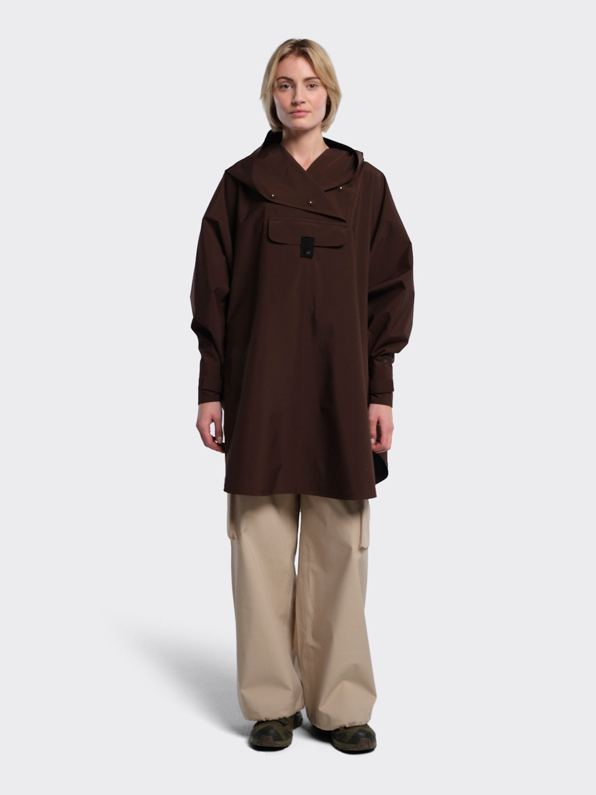 Woman wearing Bergen poncho from Blæst in the color Java