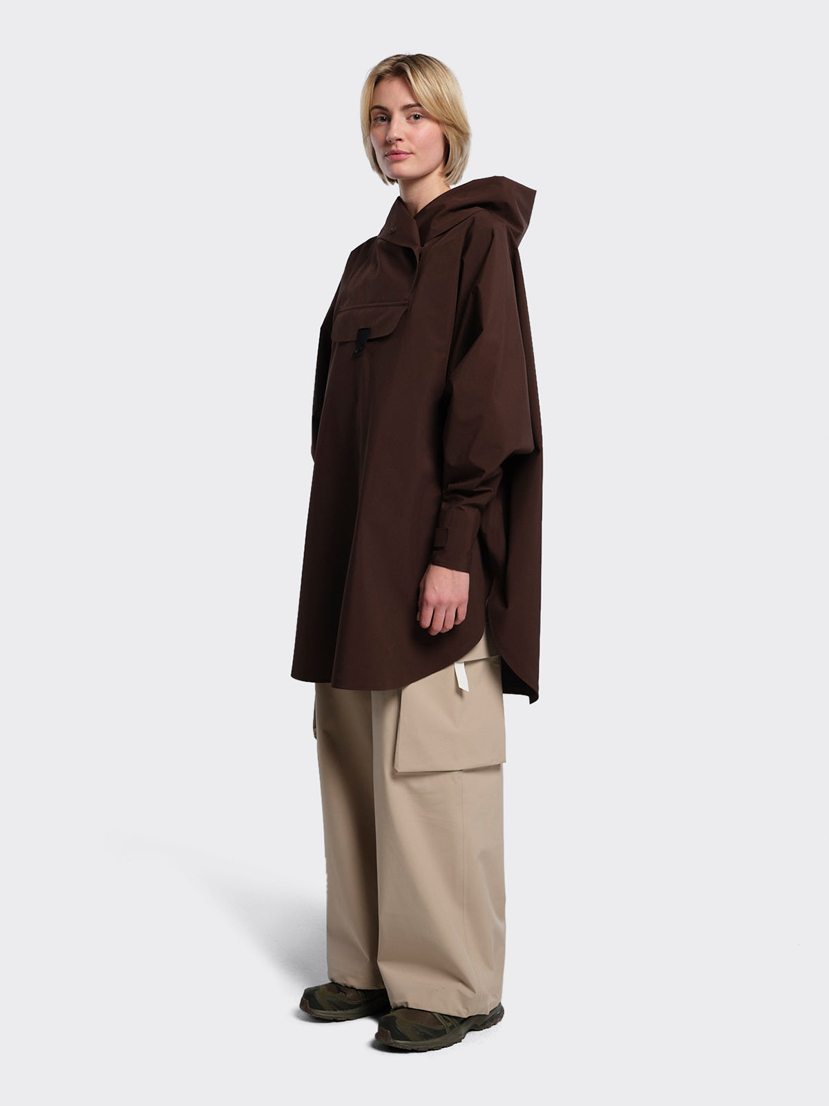 Woman wearing Bergen poncho from Blæst in the color Java